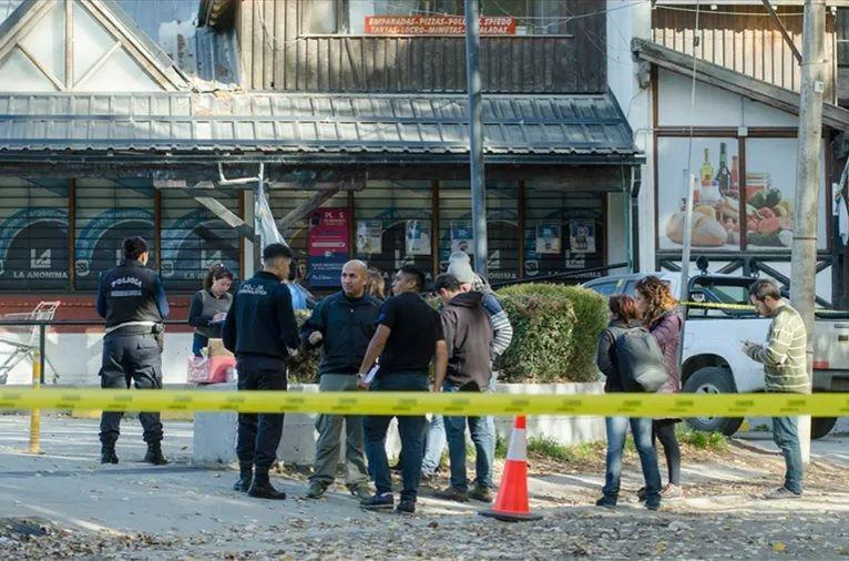 Diacutea de furia en un conocido supermercado- violenta discusioacuten terminoacute con un joven degollado