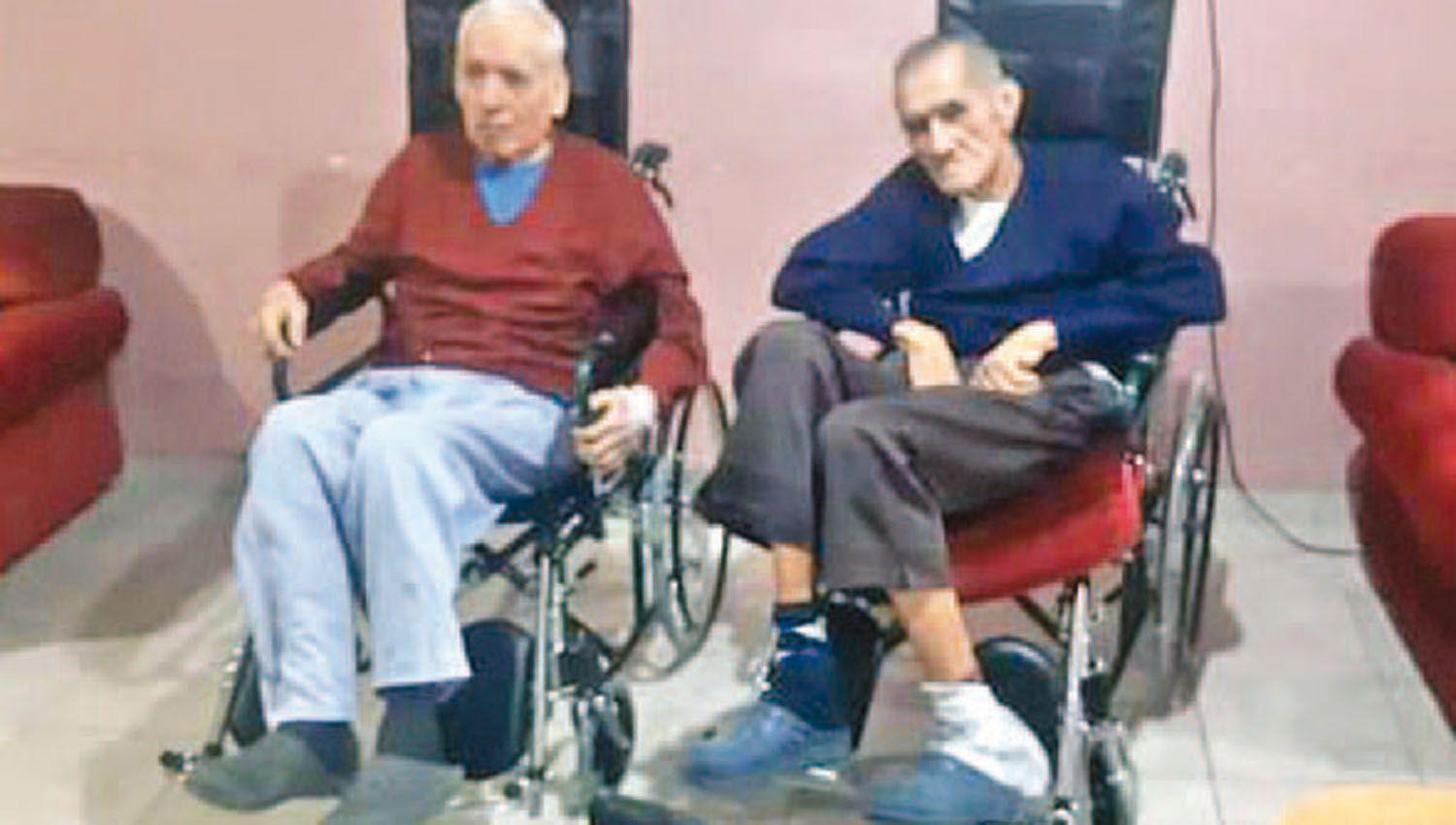 Dos abuelos del Hogar de Ancianos termense recibieron sillas posturales