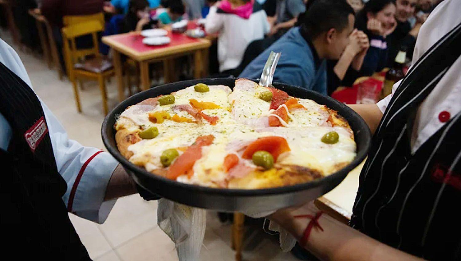 Comer pizza con amigos cuesta 6 veces maacutes caro que hace 4 antildeos