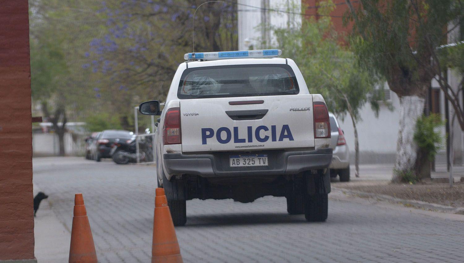 Detienen a un oficial de la policiacutea acusado de golpear a trompadas a su joven pareja