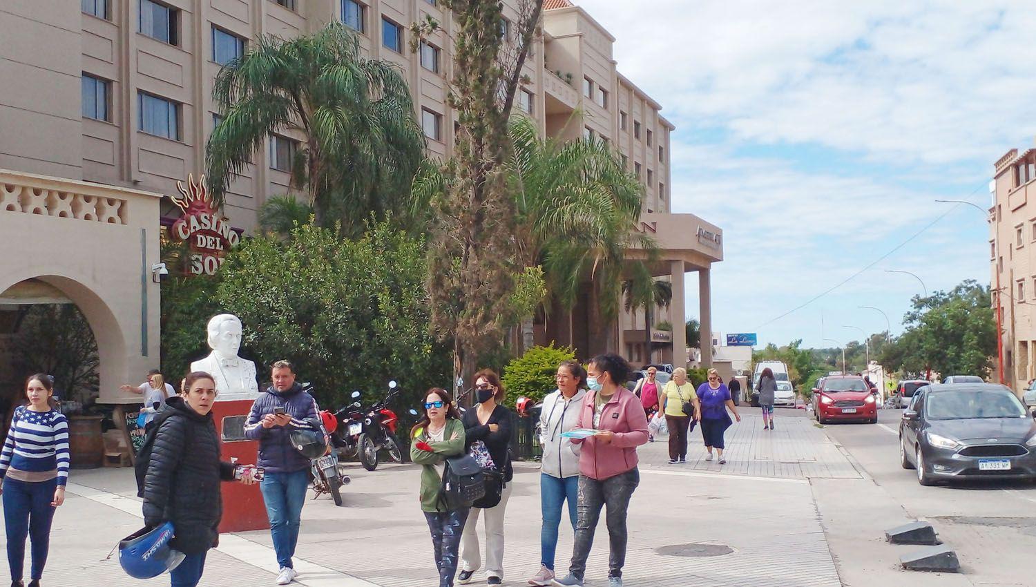 Turistas de todo el paiacutes visitan el fin de semana Las Termas de Riacuteo Hondo