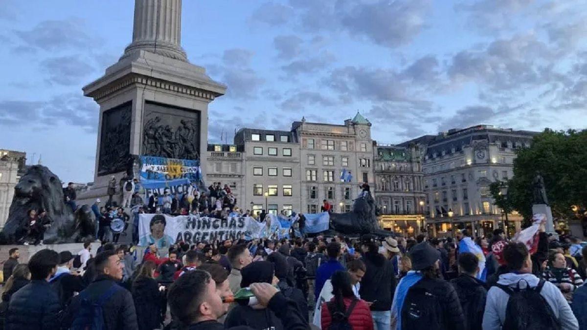 Mucha manija por la Scaloneta- banderazo argentino en pleno Londres