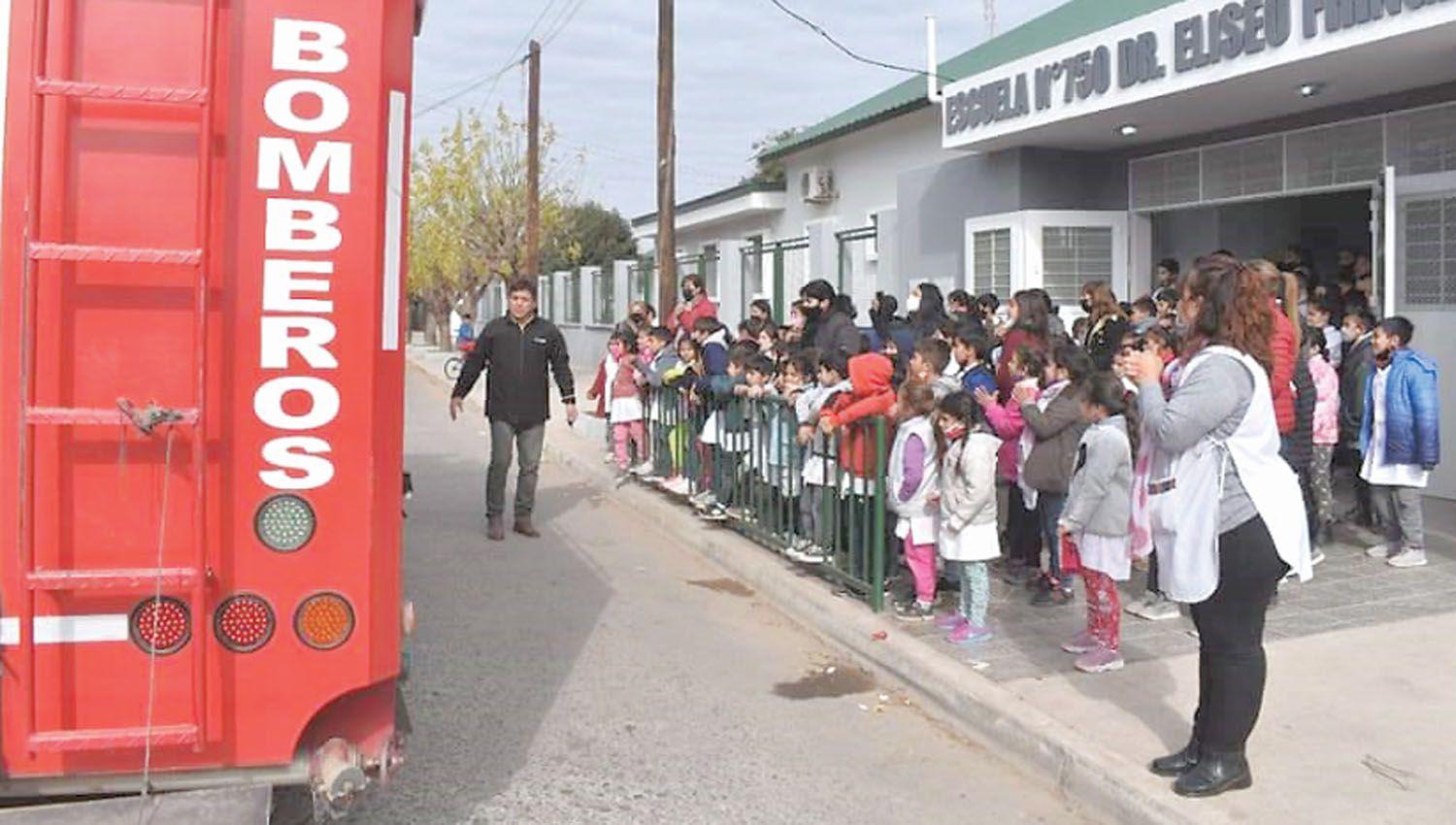 Los bomberos de Friacuteas tuvieron una jornada cargada de actividad