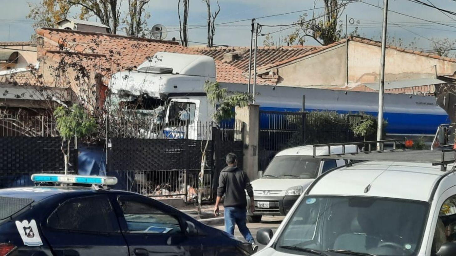 TERRIBLE VIDEO  Camioacuten con 33 mil litros de gasoil chocoacute cuatro autos y se metioacute en una casa