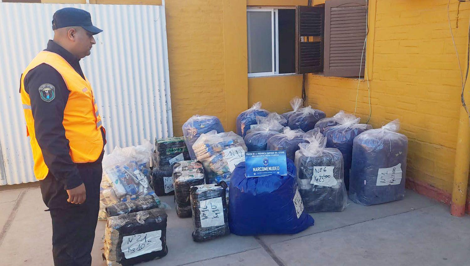 Secuestran 457 kg de hojas de coca abandonada en el monte