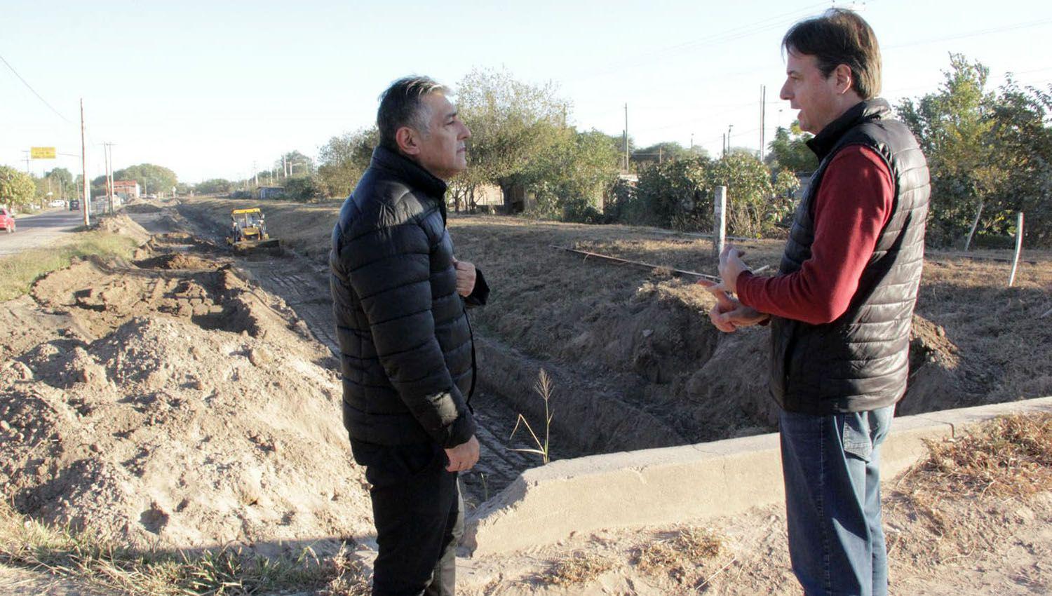 Recorren obras de recuperacioacuten y limpieza de desaguumles de la ciudad