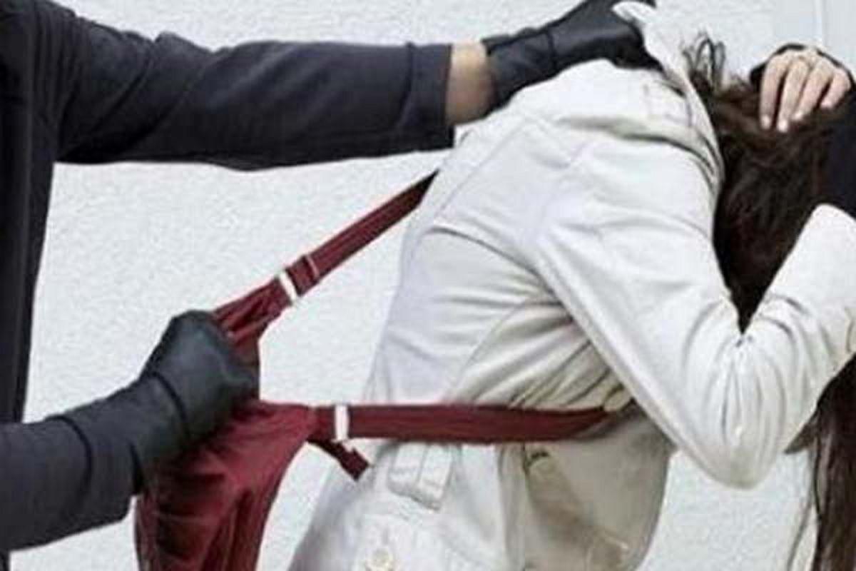 Motochorro arrastroacute a una mujer para robarle su cartera en la que solo teniacutea ropa y apuntes