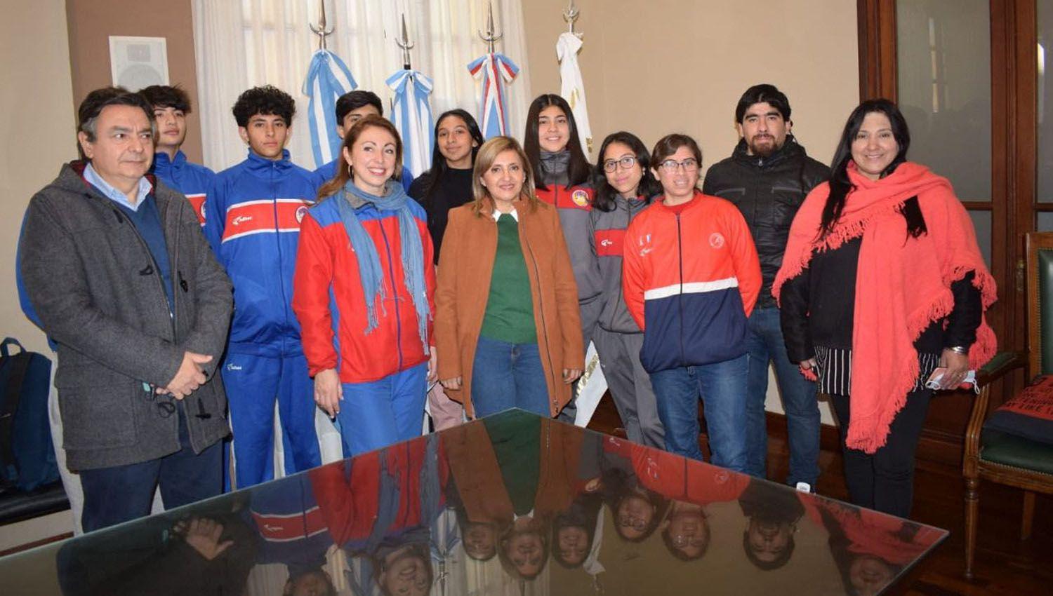 Las selecciones de voacuteley visitaron a la intendente Fuentes