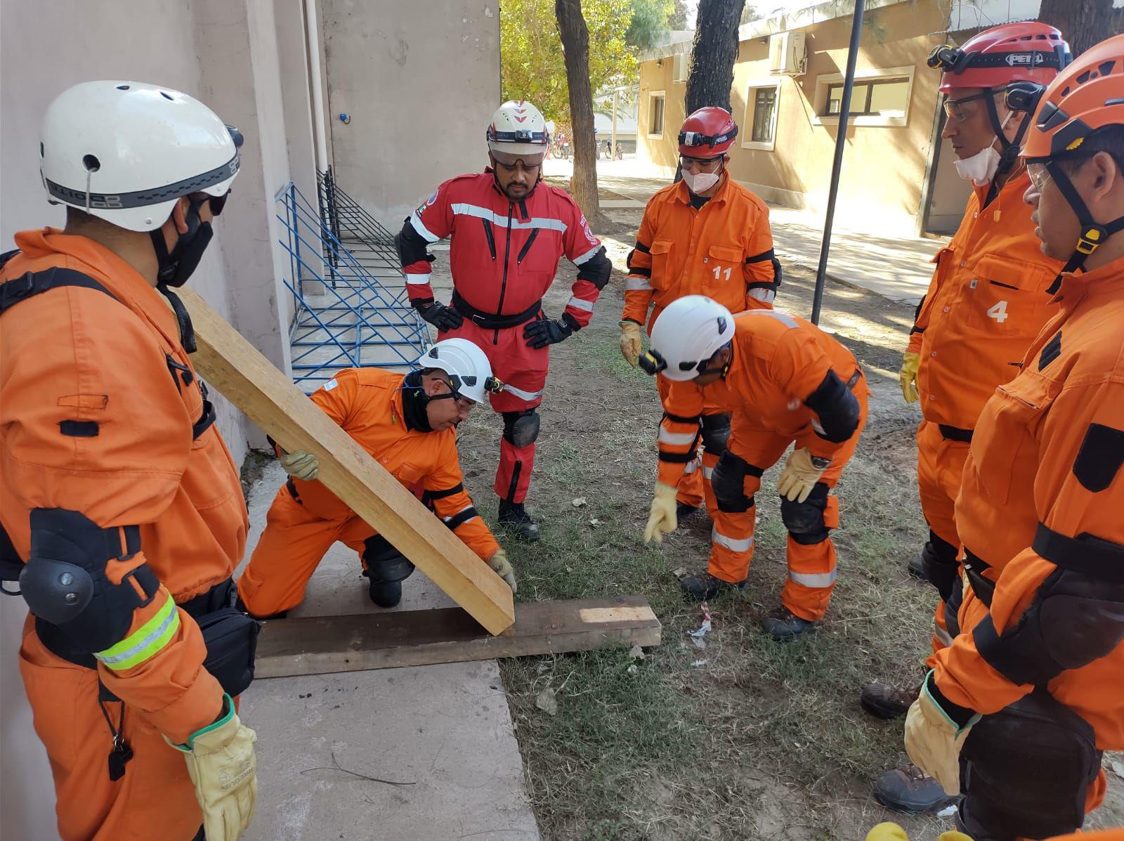 FOTOS  La brigada internacional de rescate ldquoToposrdquo continuacutea dando capacitacioacuten en Santiago