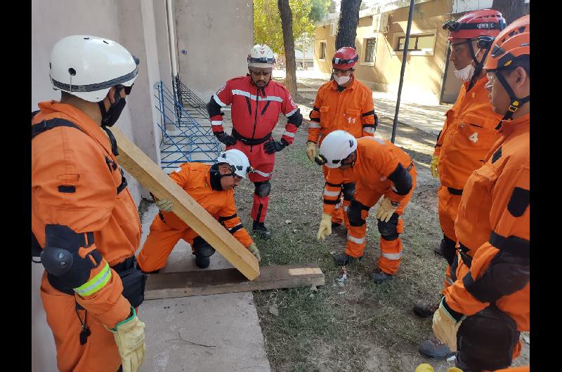 FOTOS  La brigada internacional de rescate ldquoToposrdquo continuacutea dando capacitacioacuten en Santiago