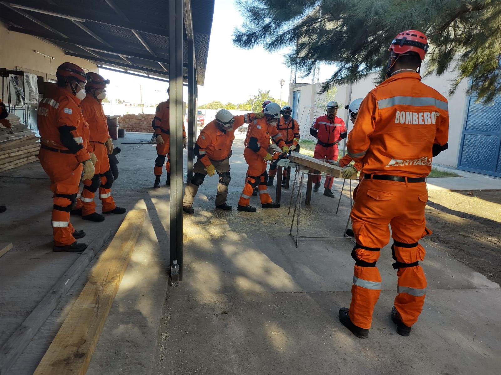 FOTOS  La brigada internacional de rescate ldquoToposrdquo continuacutea dando capacitacioacuten en Santiago