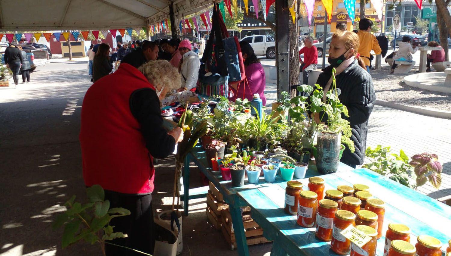 Se realizoacute con eacutexito la Feria Itinerante municipal en la plaza Eva Peroacuten