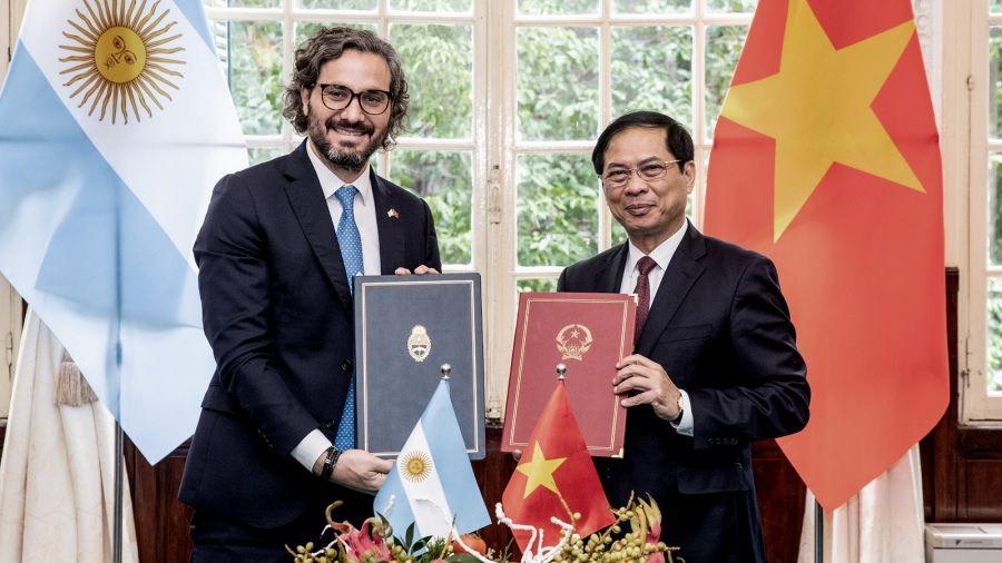 Santiago Cafiero regresa de Vietnam tras negociar la apertura para el mercado porcino y los ciacutetricos