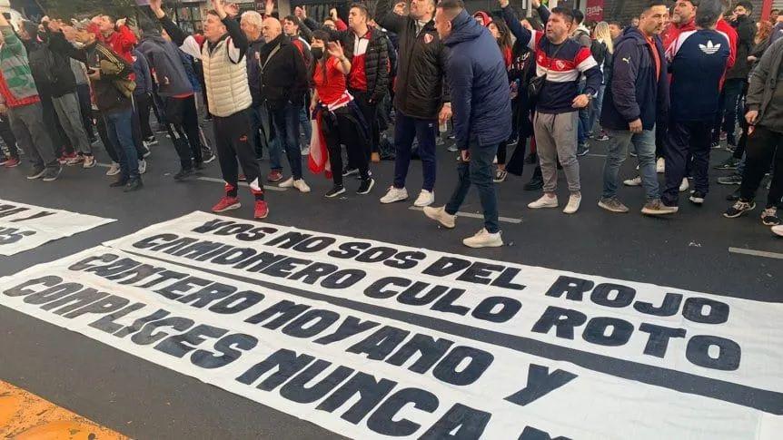 Balas de goma y gases lacrimoacutegenos entre hinchas de Independiente y la policiacutea