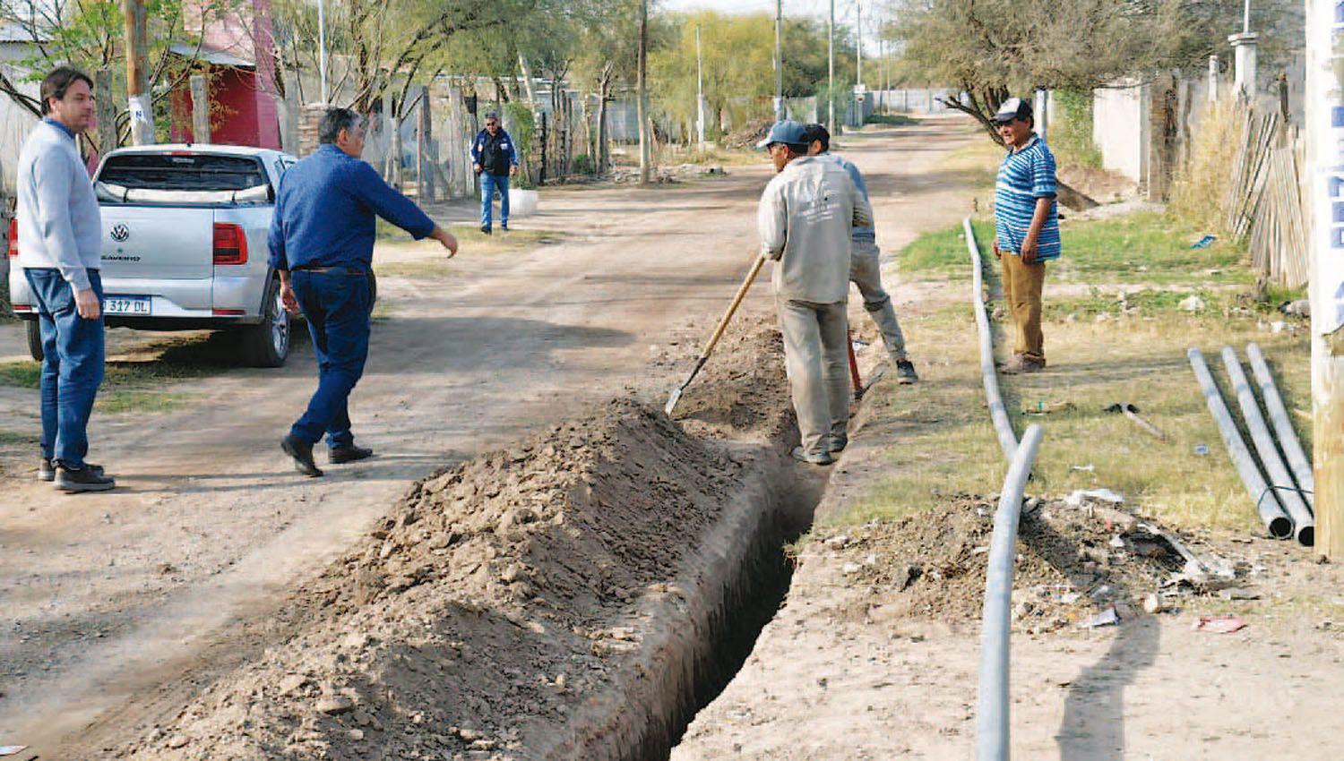 Nediani supervisoacute obras de la red de agua potable en Los Aacutelamos II