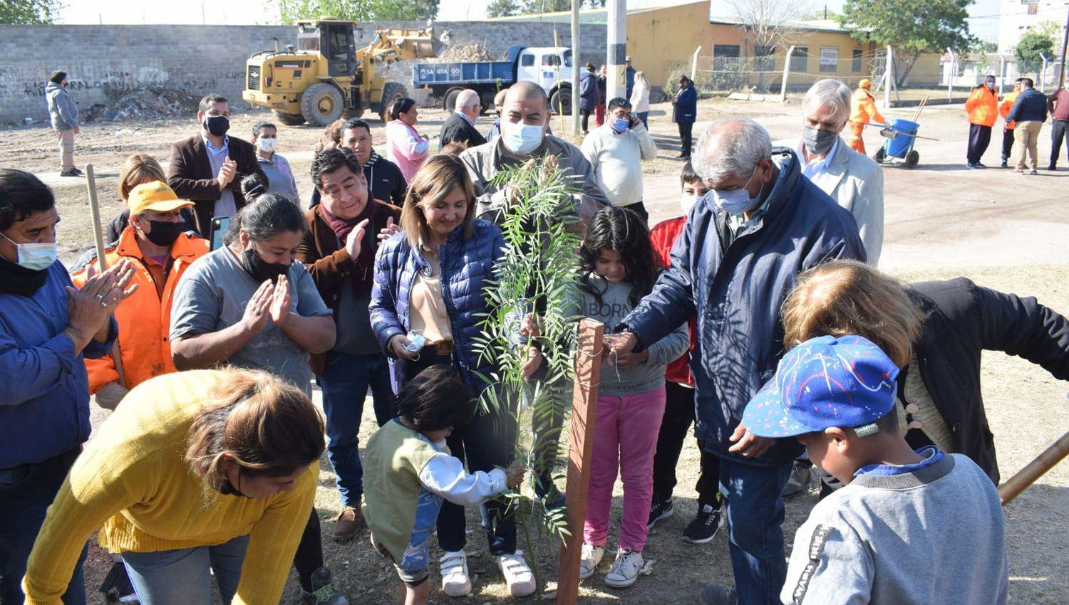 La intendente Fuentes supervisoacute un operativo integral de limpieza en el barrio 8 de Abril