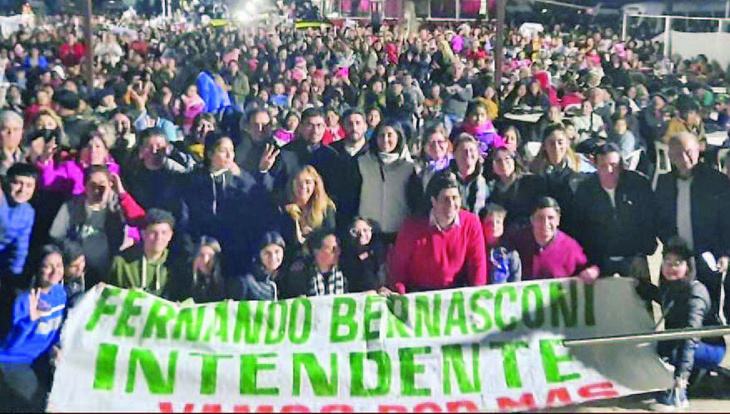 Multitudinario cierre de campantildea del Frente Ciacutevico en Sumampa