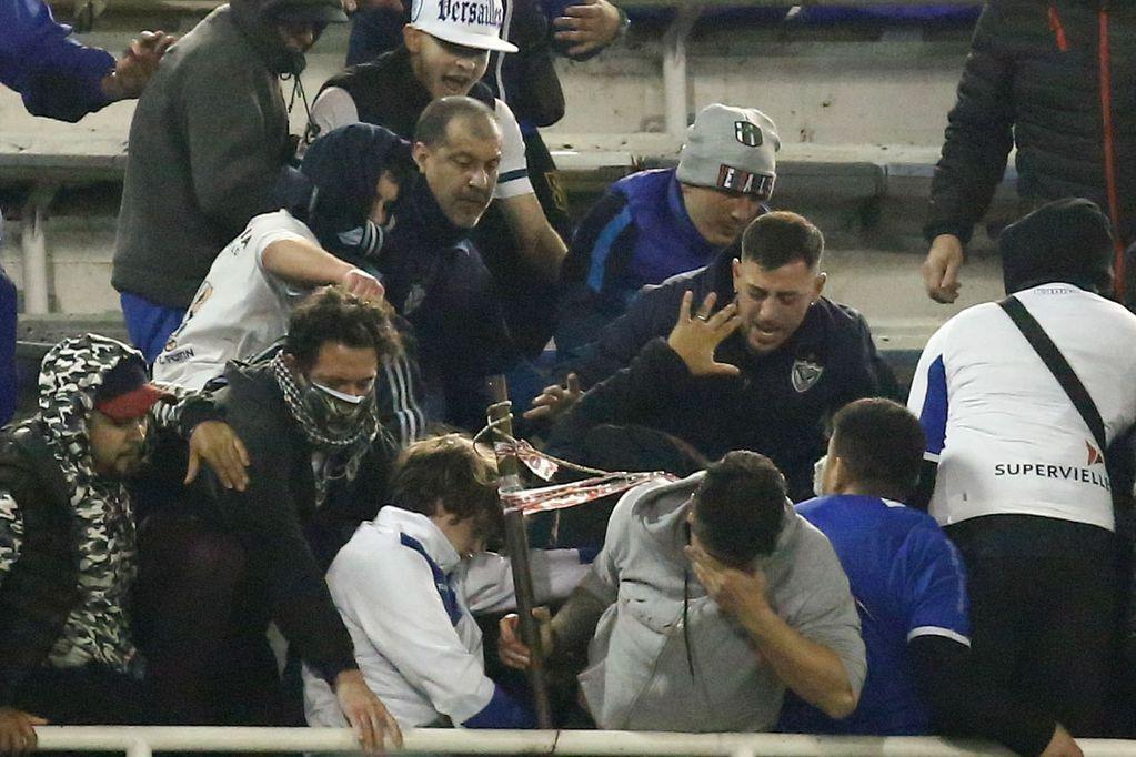 Disturbios y peleas en Veacutelez vs Talleres- hay hinchas internados y en grave estado