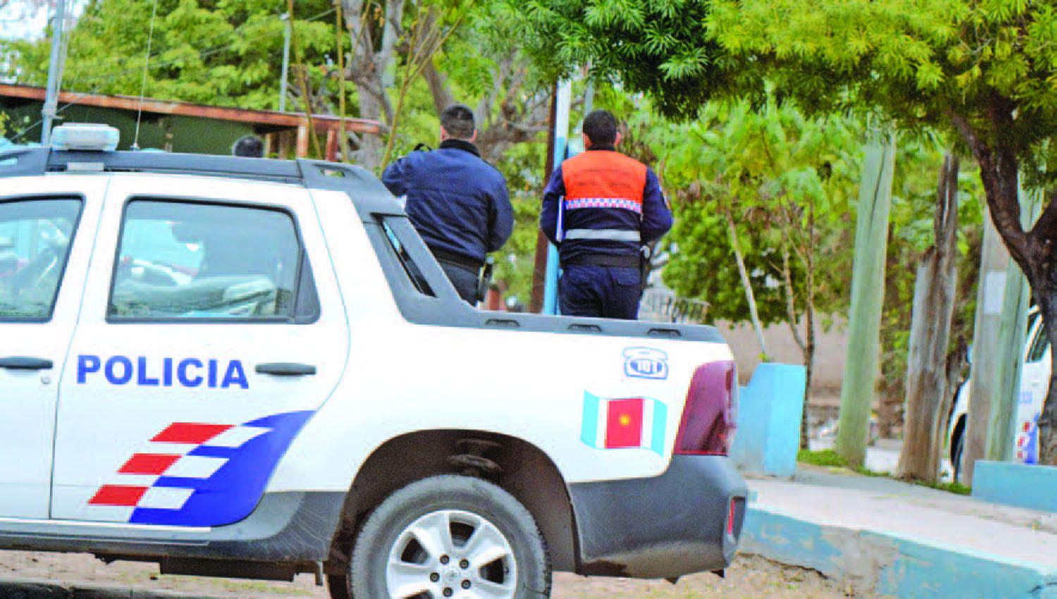 Casi le desvalijan su casa a una mujer mientras dormiacutea