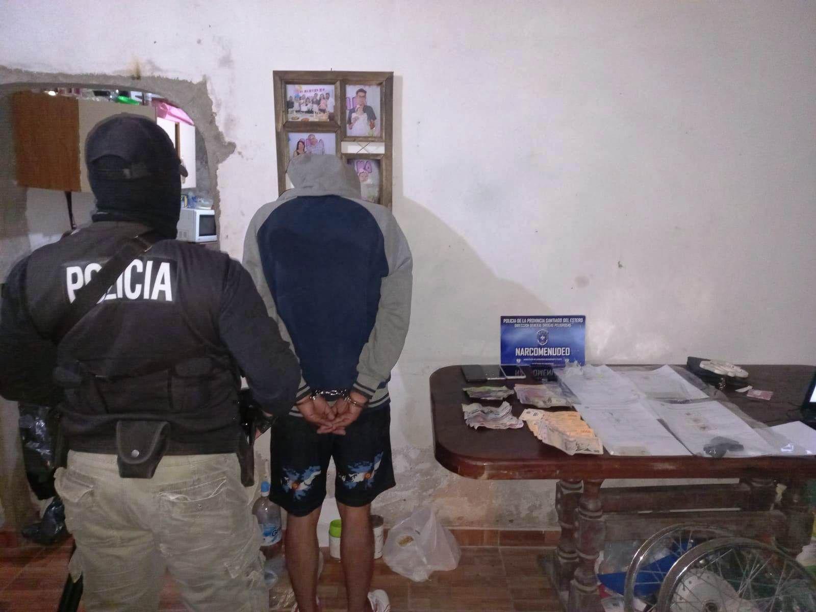 Operativo en el Bdeg Mariano Moreno terminoacute con un detenido- secuestran dinero droga y una moto