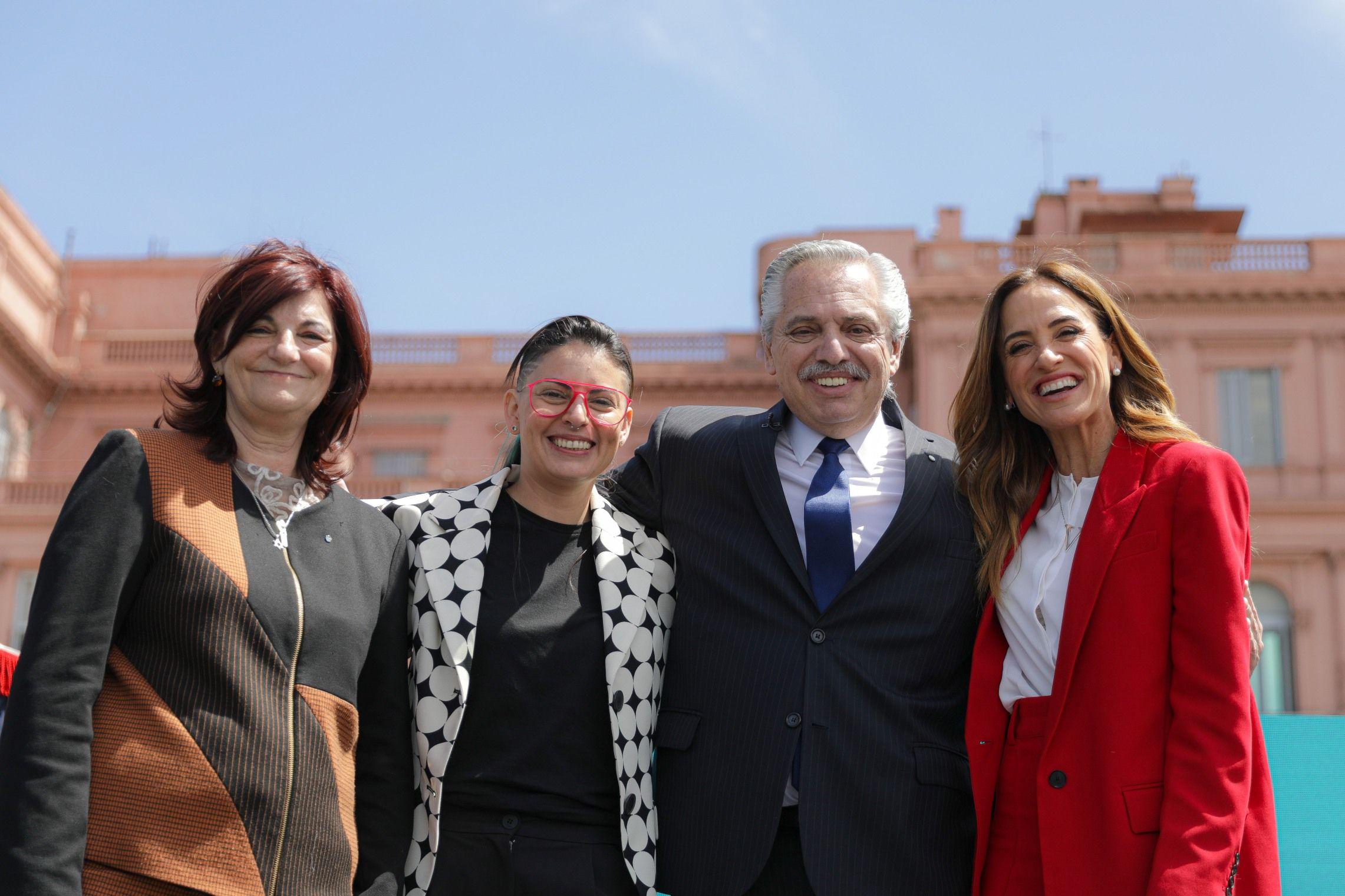 Alberto Fernaacutendez le tomoacute juramento a las nuevas ministras- Tres mujeres valiosas y fervientes militantes