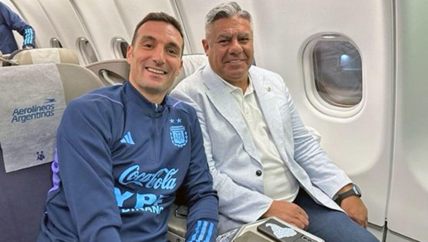 La Argentina ya estaacute en Qatar- Scaloni Armani y la delegacioacuten llegaron anoche