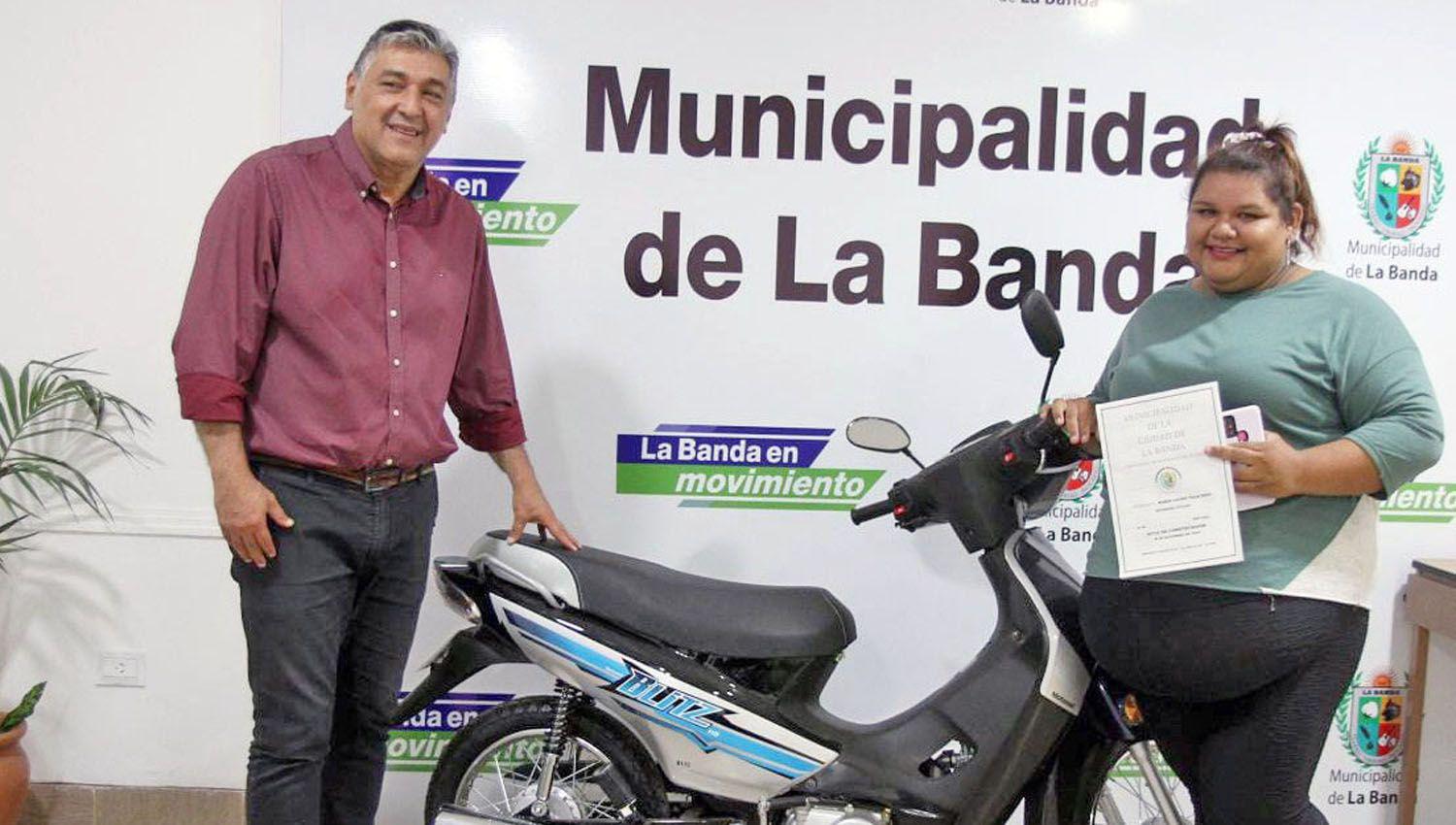 Nediani entregoacute una moto a la afortunada ganadora del sorteo por el Diacutea del empleado municipal