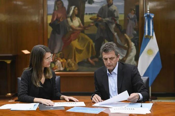 Massa anuncioacute un bono y el aumento a jubilaciones pensiones y asignaciones universales