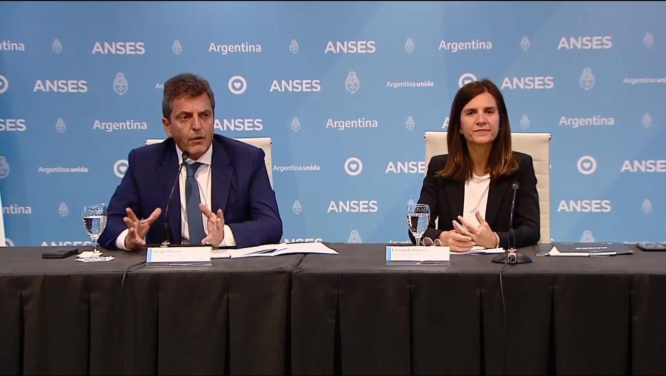 Massa anuncioacute un bono y el aumento a jubilaciones pensiones y asignaciones universales