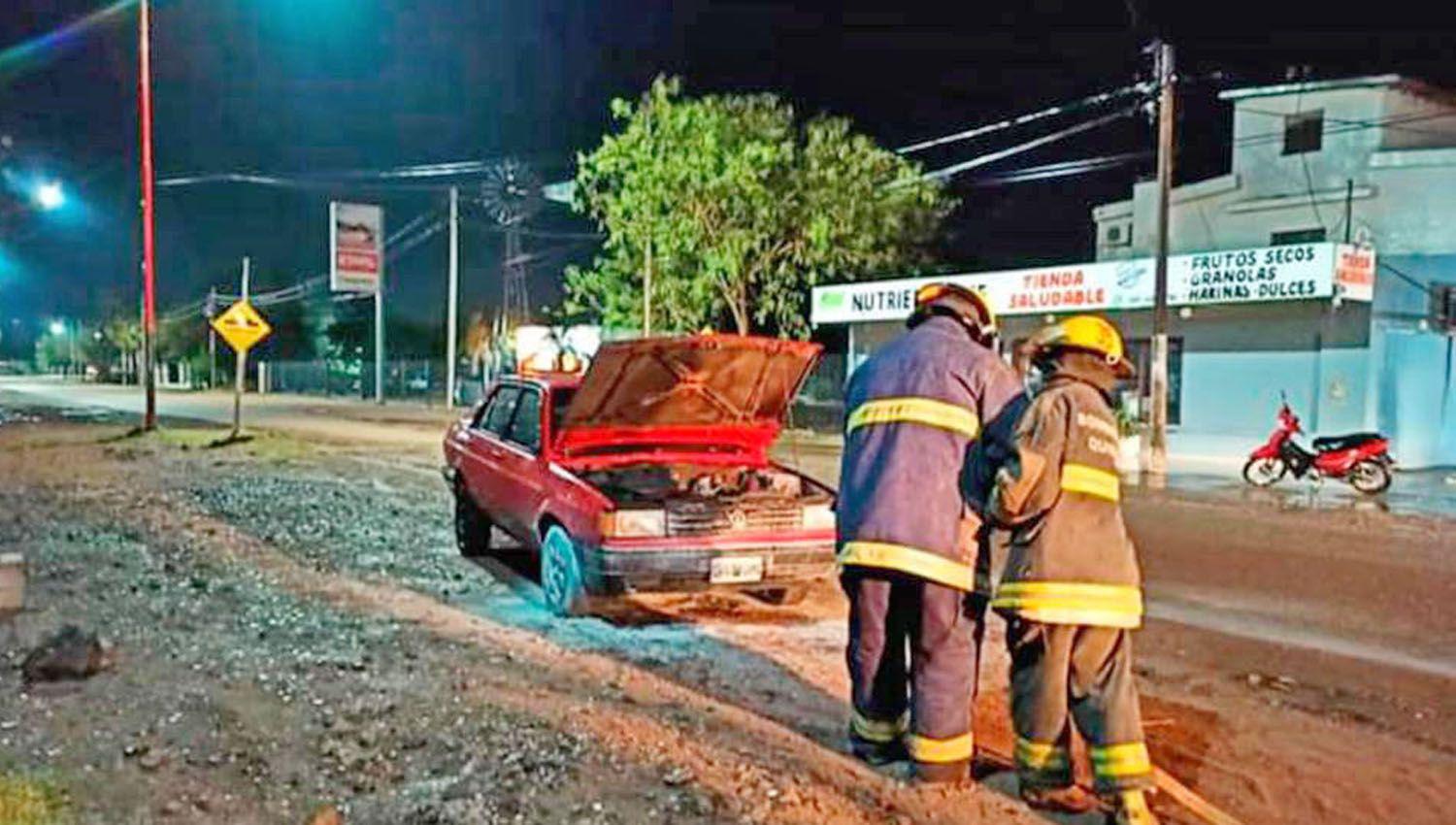 Principio de incendio de un automoacutevil causoacute temor entre los vecinos