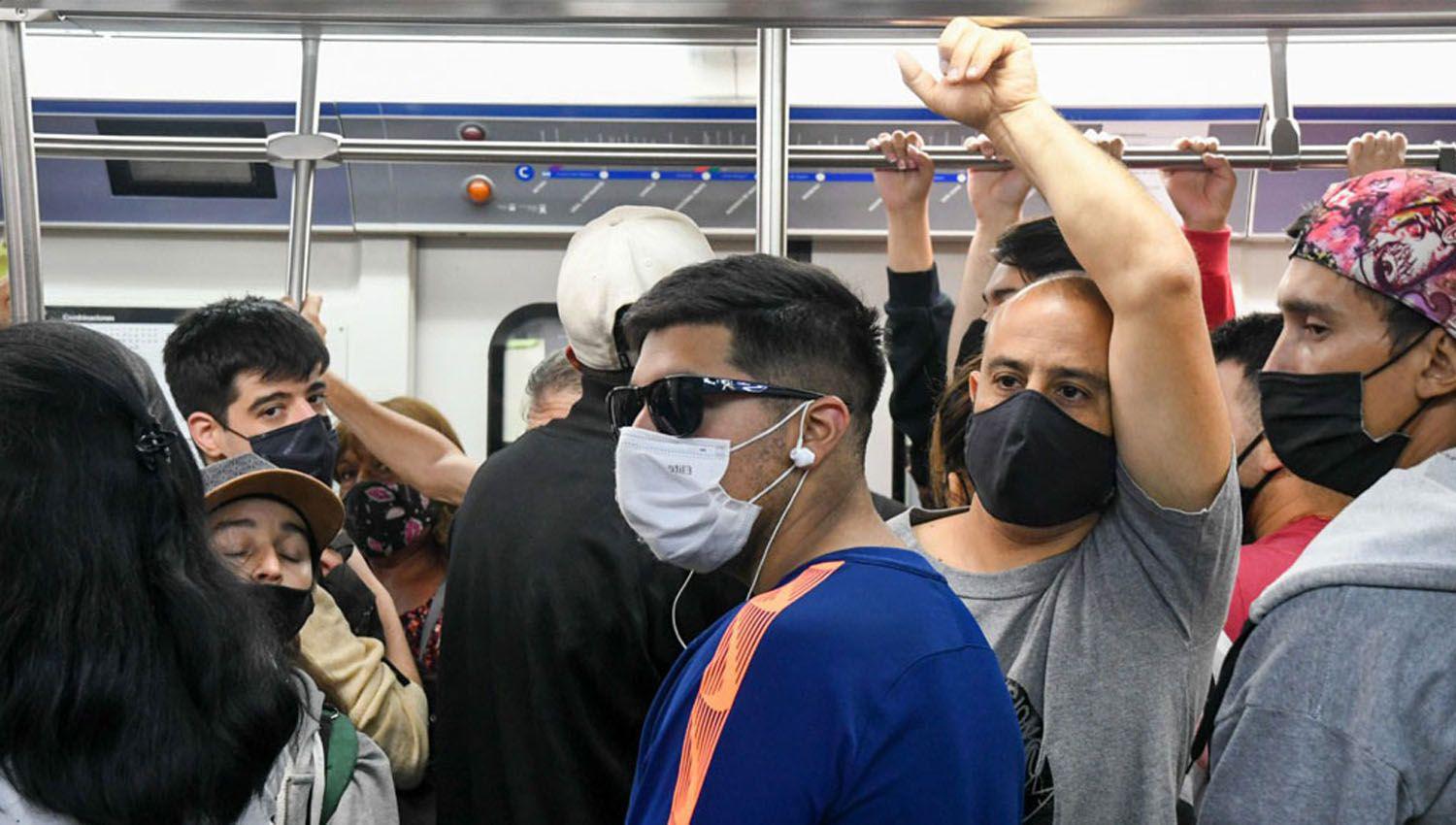 Especialistas recomiendan volver a usar barbijos en lugares cerrados o mal ventilados debido a la suba de casos