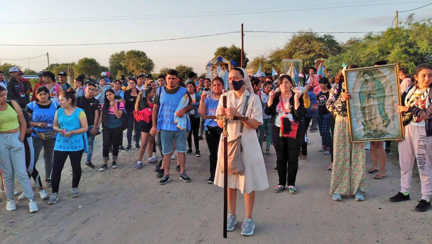 Fieles caminan desde Los Ardiles hasta El Cruce por la fiesta de la Inmaculada Concepcioacuten de Mariacutea