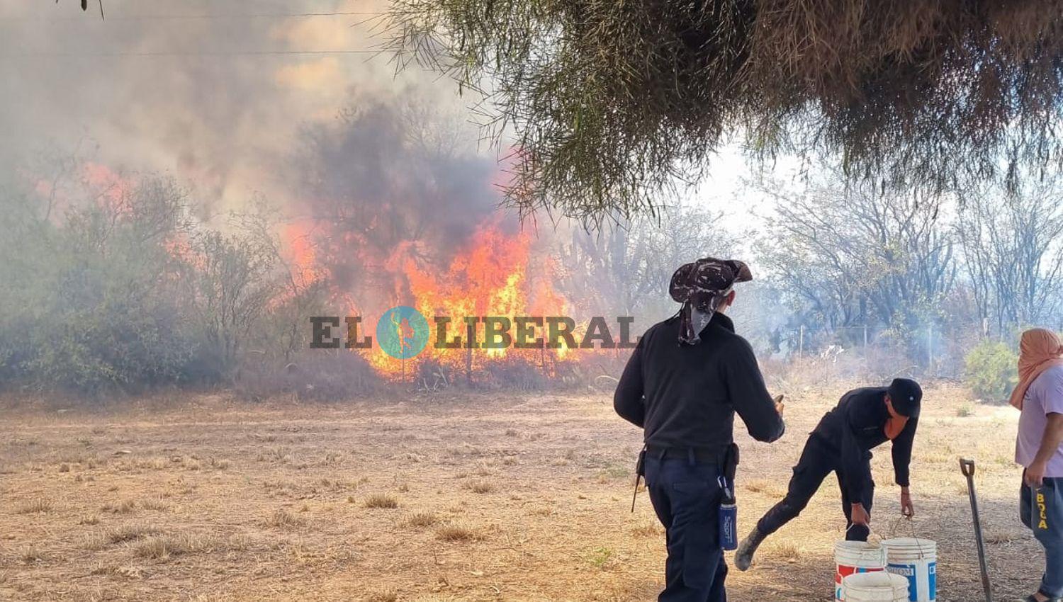 Herrera- vecinos policiacuteas y bomberos luchan contra las voraces llamas