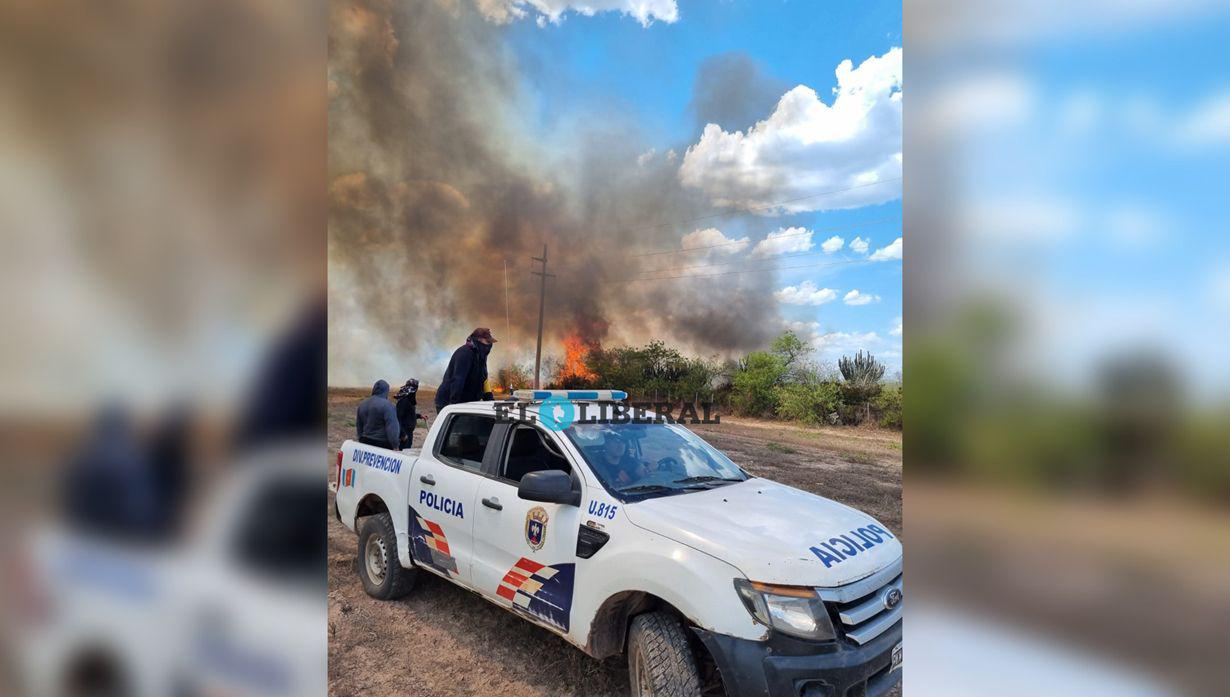 Herrera- vecinos policiacuteas y bomberos luchan contra las voraces llamas