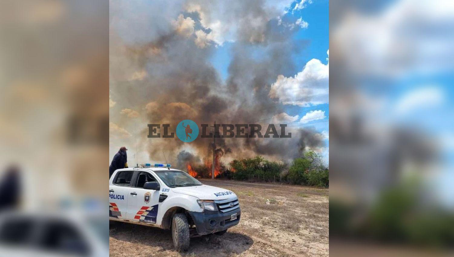 Herrera- vecinos policiacuteas y bomberos luchan contra las voraces llamas