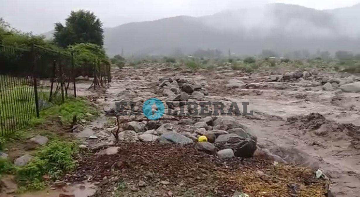 En solo horas llovioacute casi 200 miliacutemetros en Tafiacute del Valle y El Mollar- las impactantes imaacutegenes