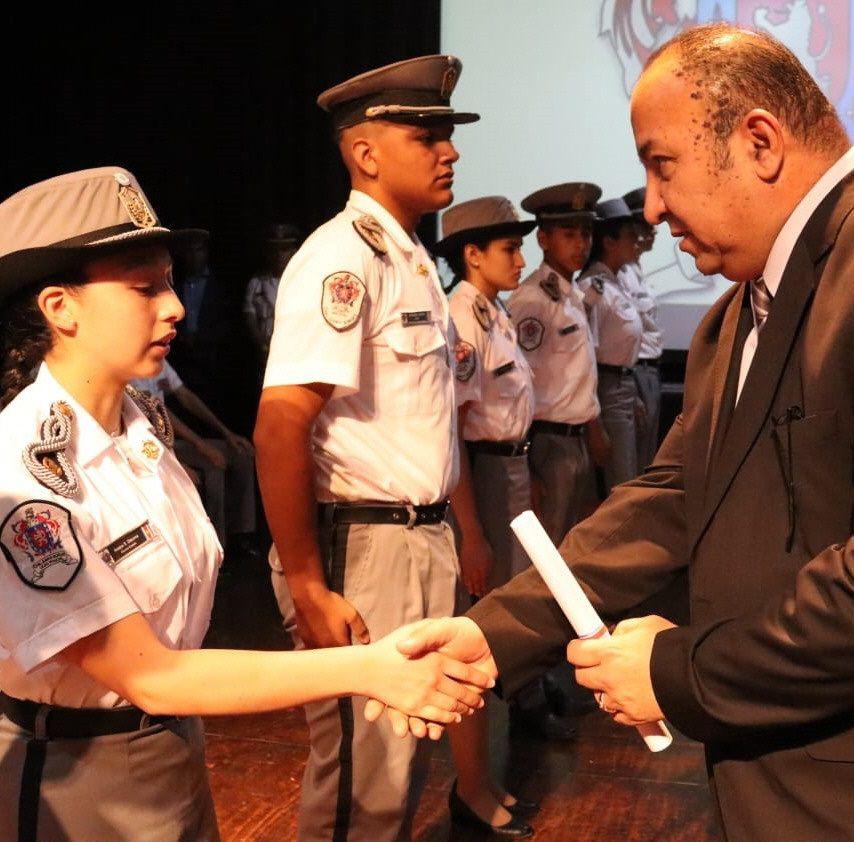 Egresoacute la primera promocioacuten mixta de cadetes del Liceo Policial