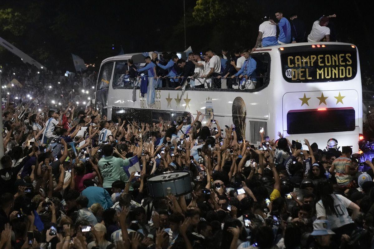 Un trayecto de 10 minutos en una hora y media- el recorrido de la Seleccioacuten Argentina en su imponente recibimiento