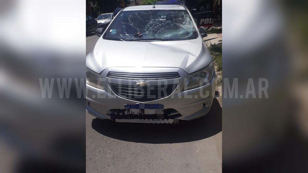 Un obrero que trabajaba sobre un andamio perdioacute el equilibrio y cayoacute sobre un auto