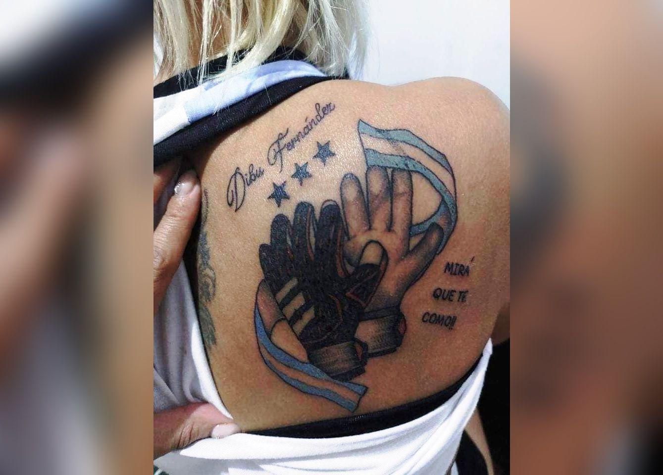 Cometioacute un garrafal error al tatuarse al Dibu Fernaacutendez y ahora lo arregloacute- miraacute coacutemo quedoacute