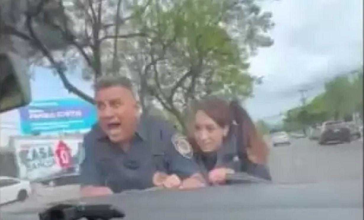 VIDEO IMPACTANTE- joacutevenes quisieron evitar un control y arrastraron con el auto a dos policiacuteas