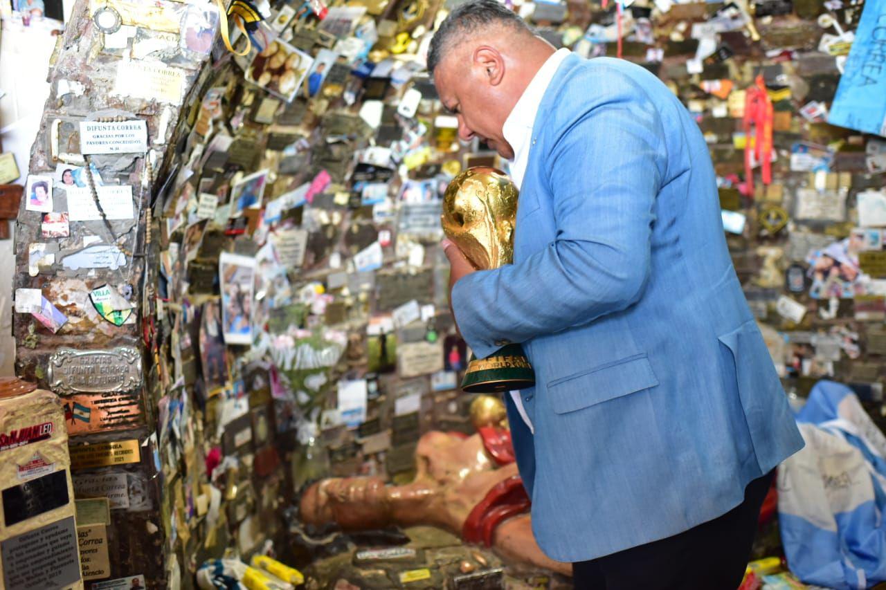 Chiqui Tapia llevoacute la Copa del Mundo al santuario de la Difunta Correa