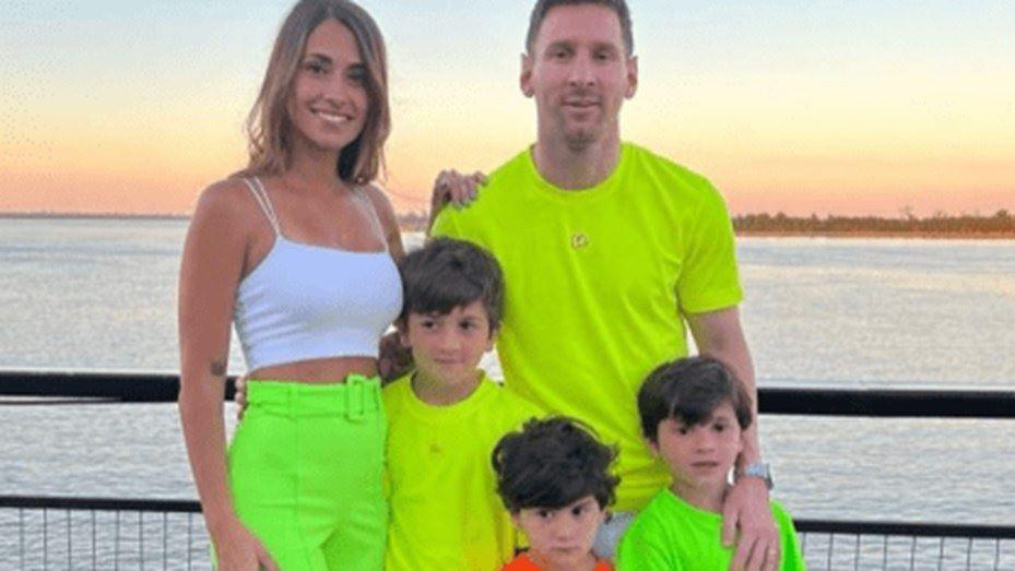 Messi recibiendo el año nuevo 2022 junto a su familia