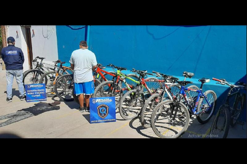 Logran recuperar maacutes de 10 bicicletas robadas y detienen a un hombre de 52 antildeos