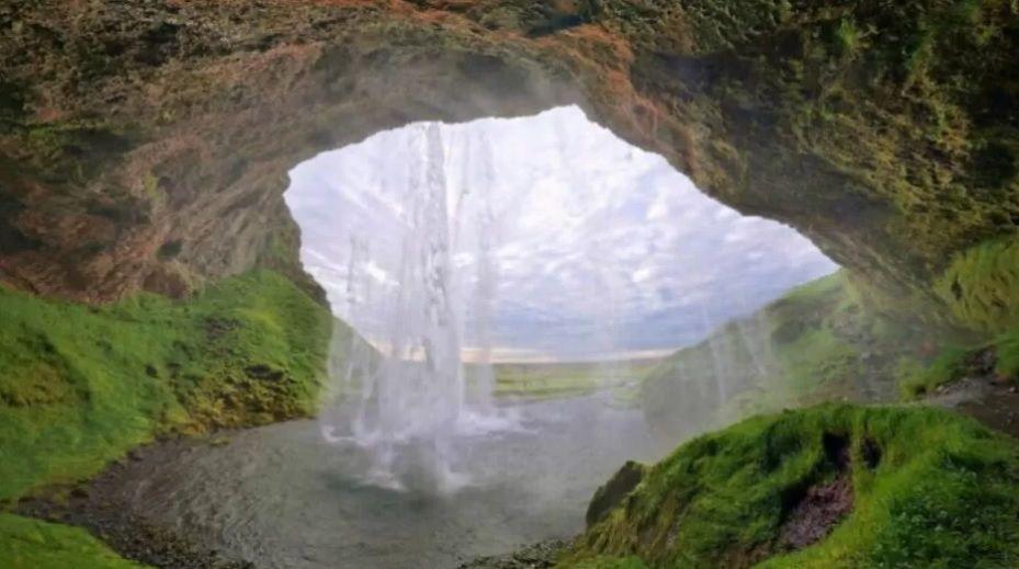 La cascada escondida de la Patagonia- pocos la conocen y en su base se forma una caverna uacutenica