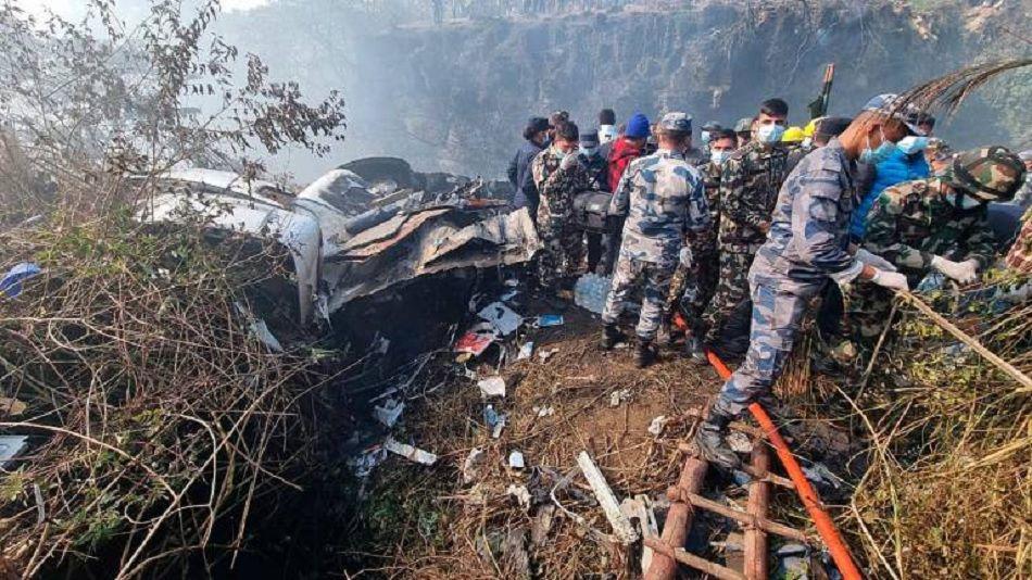 Mueren 67 personas entre ellas un argentino al estrellarse un avioacuten contra un barranco