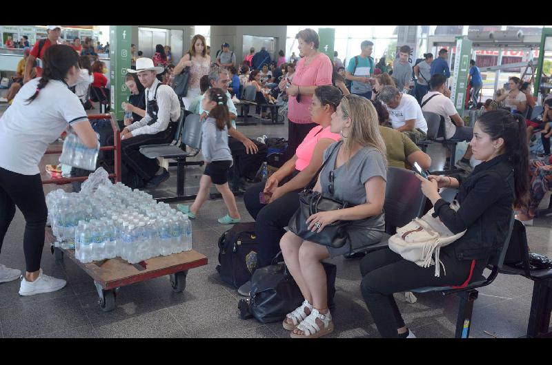 En la terminal de oacutemnibus entregaron agua y helados