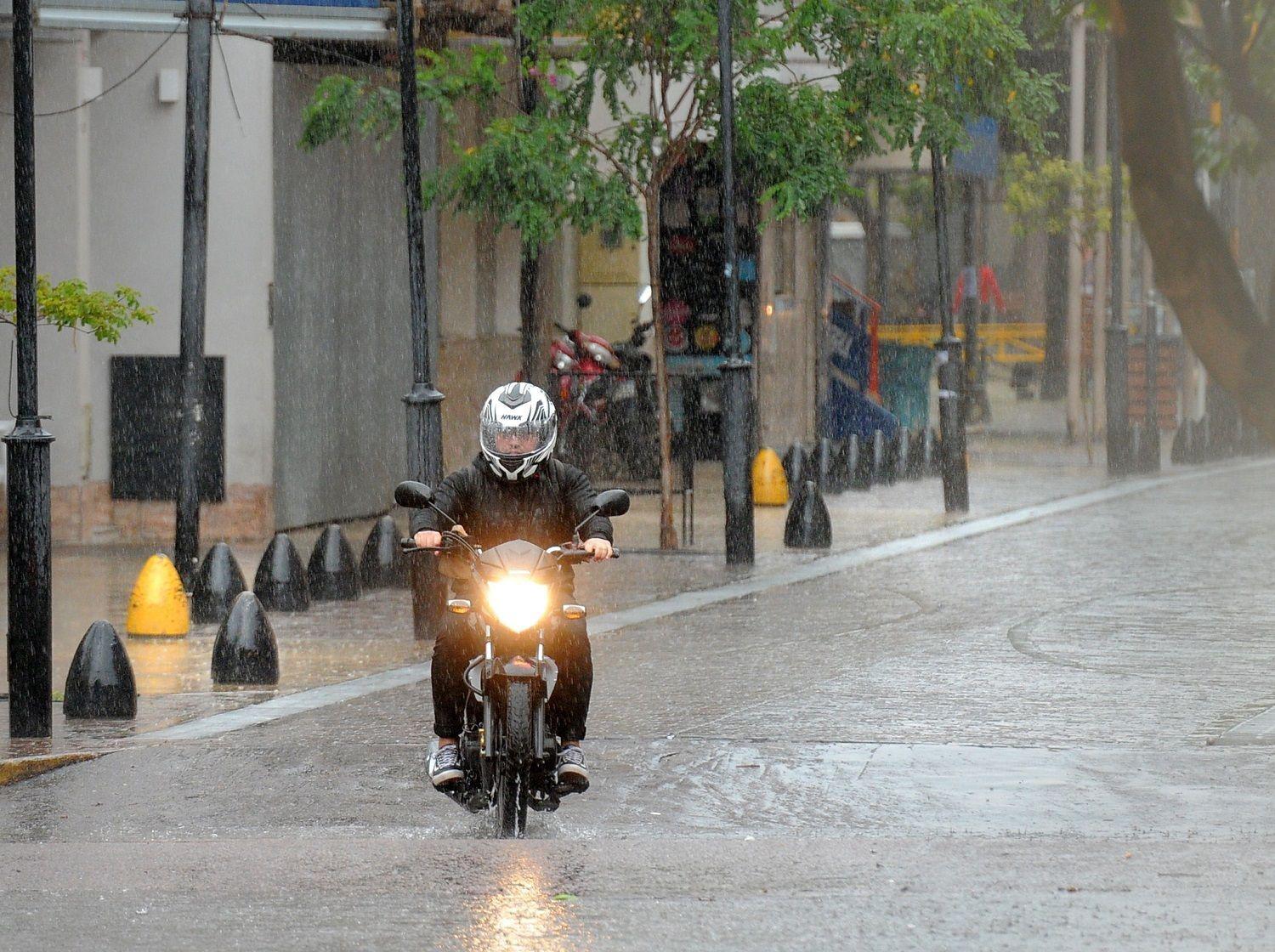 El SMN emitioacute el alerta naranja por tormentas en varias provincias- aviso para Santiago