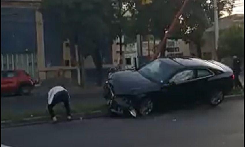 VIDEO  Chocoacute su Audi A5 contra un poste de alumbrado en plena Avenida Belgrano