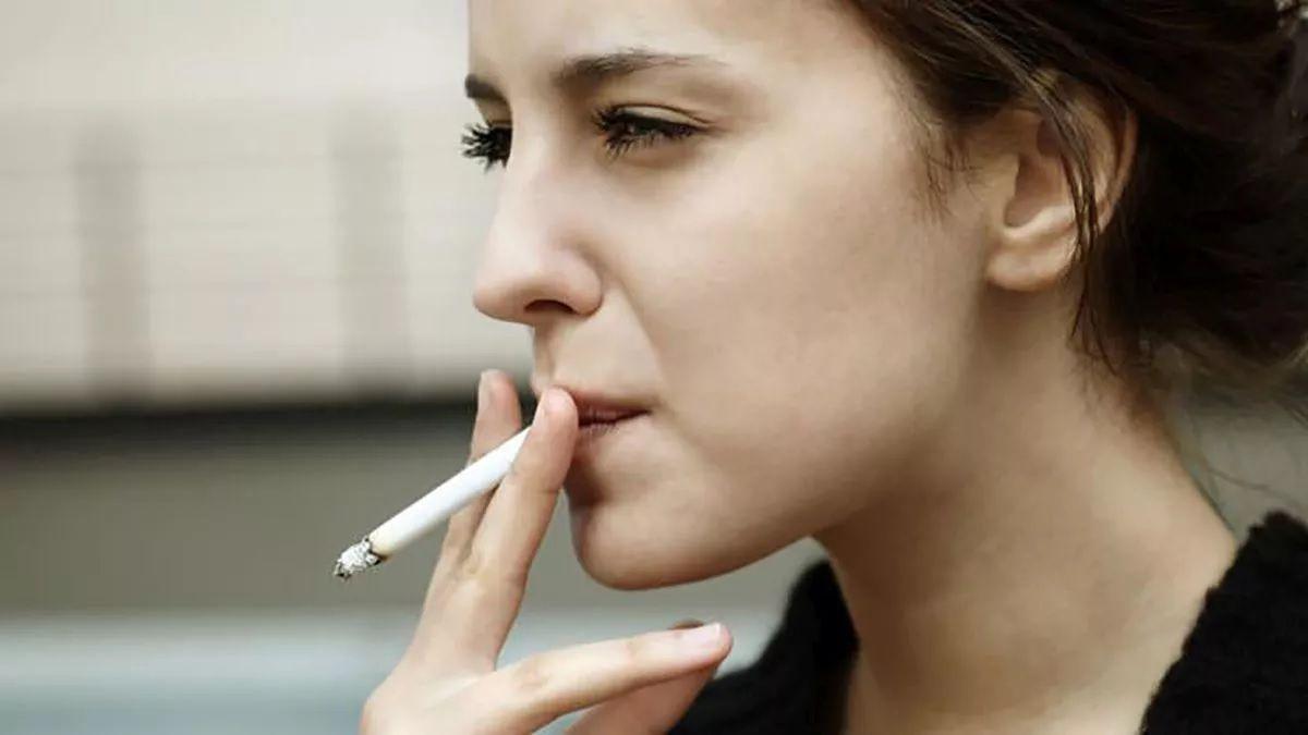 Humo toacutexico- el tabaco duplica la mortalidad de mujeres por caacutencer de pulmoacuten